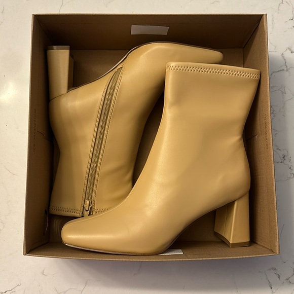 Steve Madden Hush Butter Boot - Picture 7 of 7